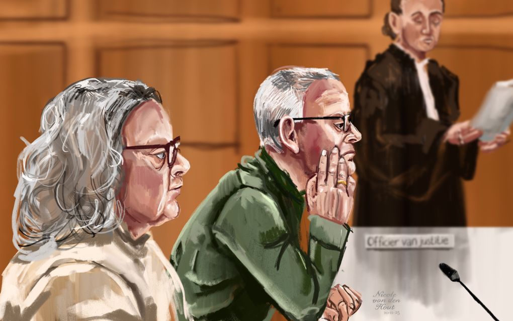 Drie mensen in een rechtbank 