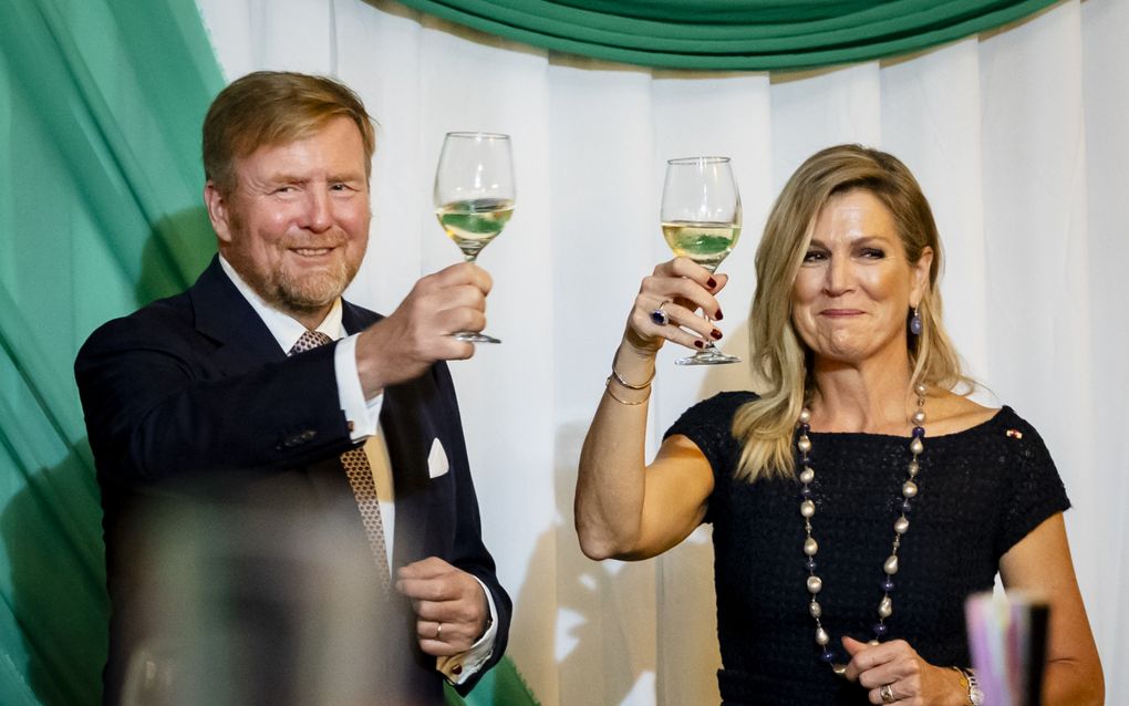 Man en vrouw heffen het glas.