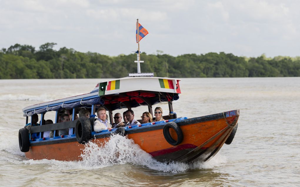 Boot op de rivier met daarbovenop een oranje-blauwe vlag.