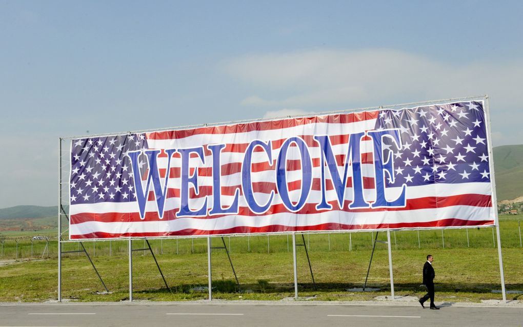 Bezoekers worden op een Amerikaanse internationale luchthaven in grote koeienletters welkom geheten. beeld AFP, Armend Nimani