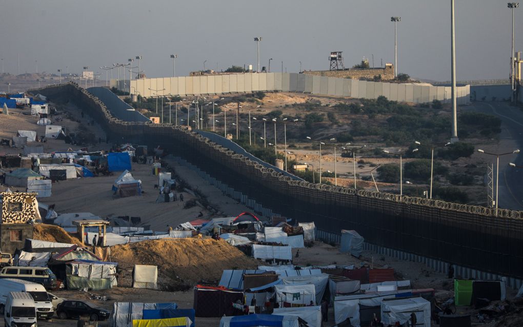 Een kamp voor gevluchte Palestijnen bij de grens met Egypte, in Rafah, in het zuiden van de Gazastrook. beeld EPA, Mohammed Saber