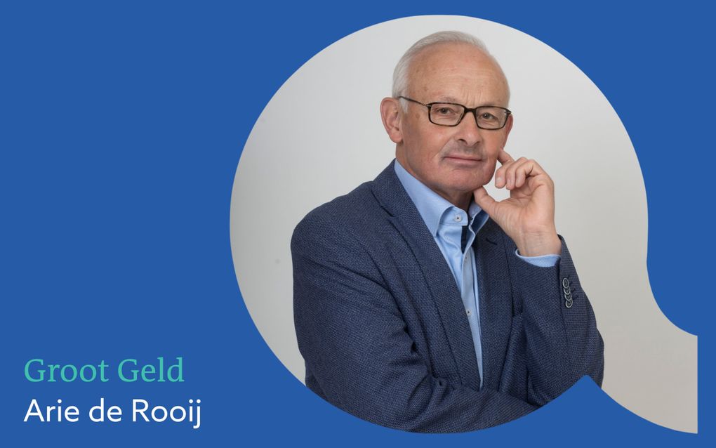 Rechthoekig blauw vlak met daarin de tekst: ”Groot Geld Arie de Rooij”. Daarnaast een foto van een brildragende man in een blauw jasje. 