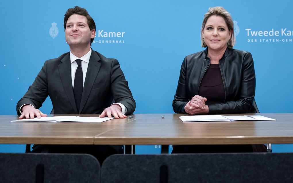 Van Campen zit samen met Letschert aan een tafel. Ze hebben ieder een exemplaar van de formatieopdracht voor zich liggen.