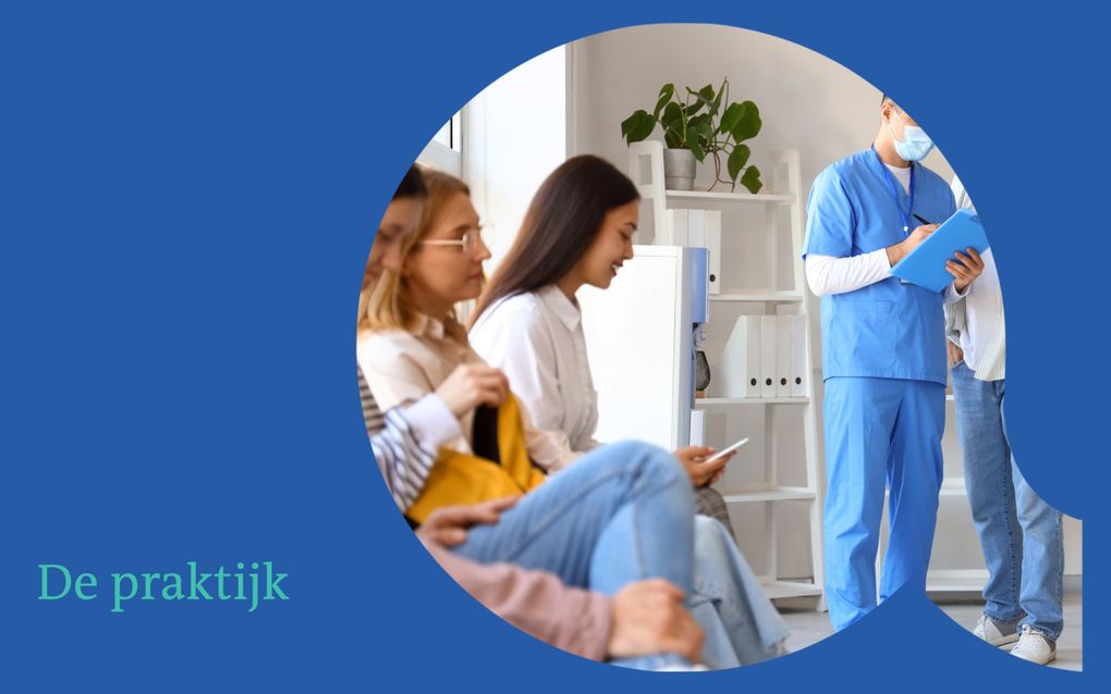 Artsen en patiënten in een wachtkamer.