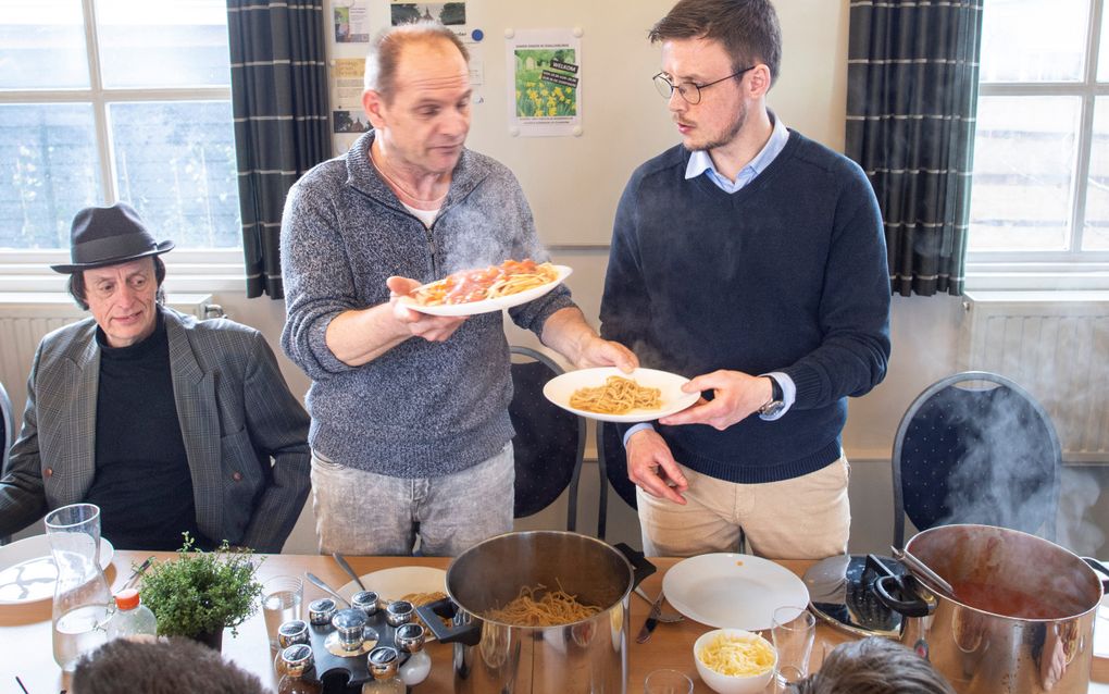 Pionier Joost van den Berge (r.) tijdens een open maaltijd van pioniersplek De Verbinding in het Groningse dorp Sebaldeburen. beeld Duncan Wijting