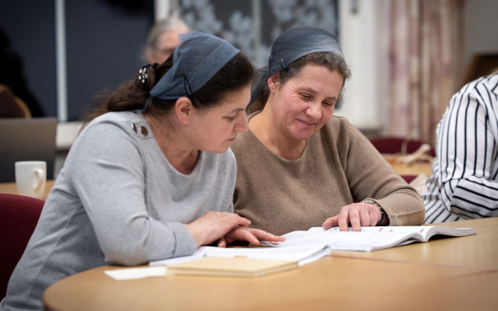 Oekraïners zingen ”Wat de toekomst brengen moge” tijdens taalcursus van Veenendaalse kerken
