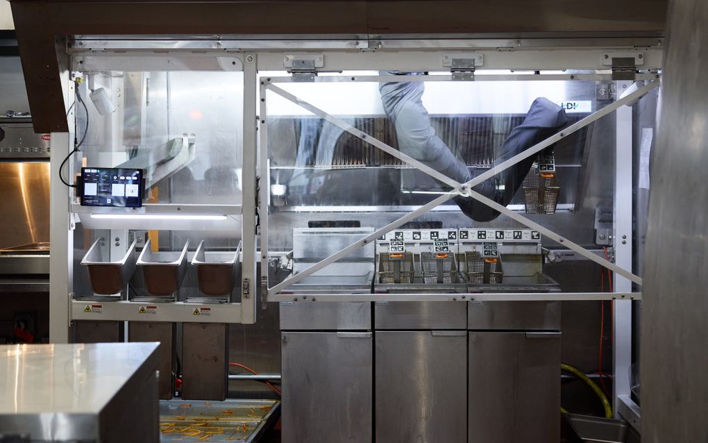 Een AI-robot maakt frietjes in de keuken van een restaurant in Pasadena, Californië (VS). beeld EPA, Allison Dinner