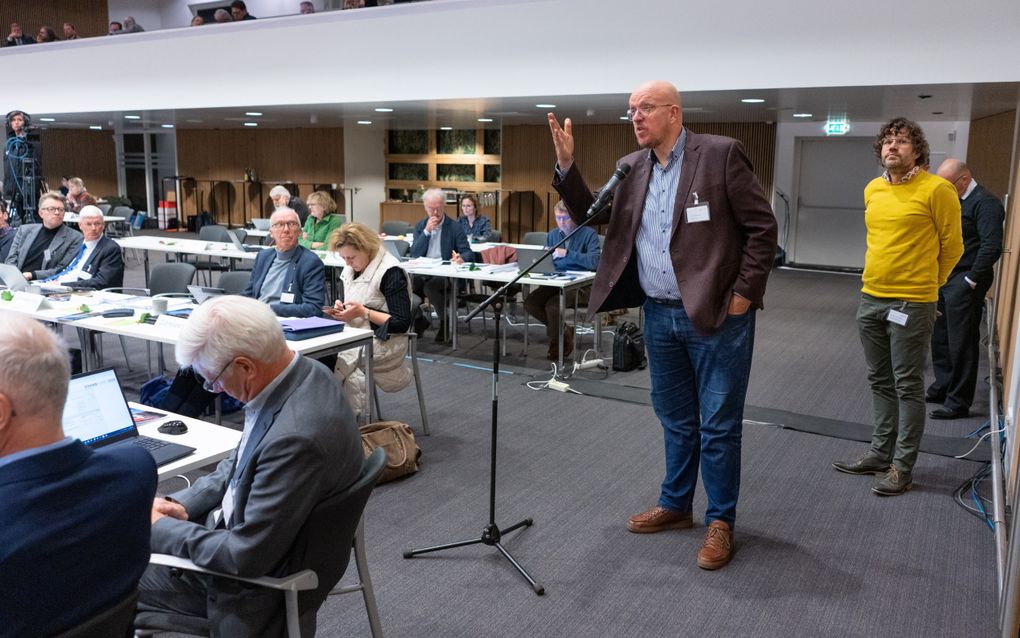 Ds. A.L. Molenaar uit Bruinisse voert het woord tijdens de vergadering van de generale synode van de PKN in Lunteren in november 2023. beeld Niek Stam