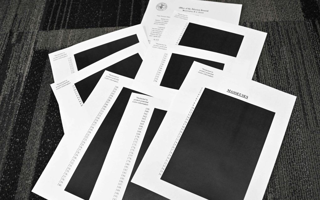 Zwartgelakte documenten. 