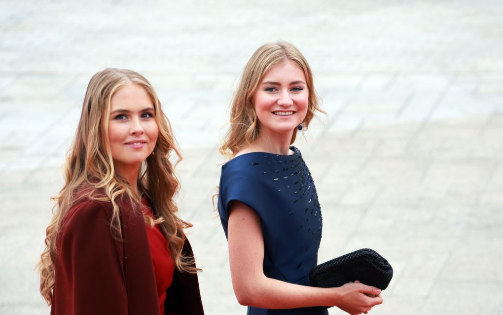 Twee jonge vrouwen, de een in het rood, de ander in het blauw.