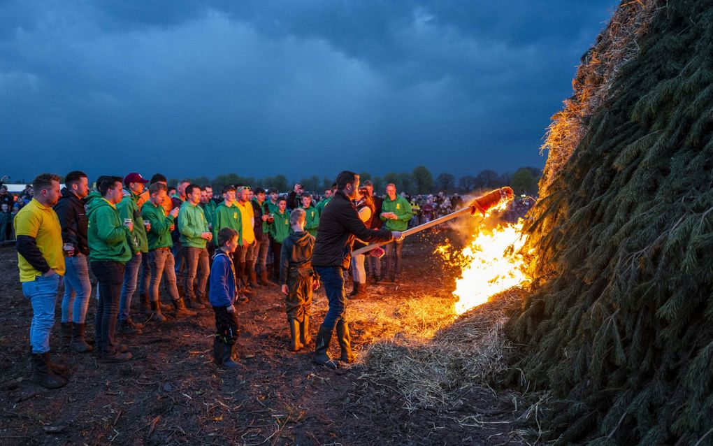 Een paasvuur wordt ontstoken in het buurtschap Holterbroek in de gemeente Rijssen-Holten. ANP VINCENT JANNINK