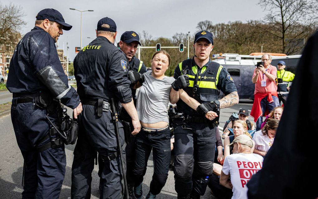 Klimaatactivist Greta Thunberg wordt aangehouden bij een wegblokkade van Extinction Rebellion op de Zuid-Hollandlaan in Den Haag. beeld ANP, Ramon van Flymen