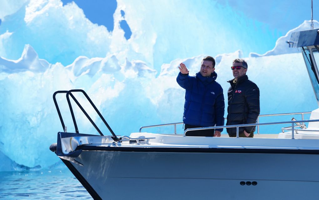 Twee mannen in dikke jacks op een witte boot.