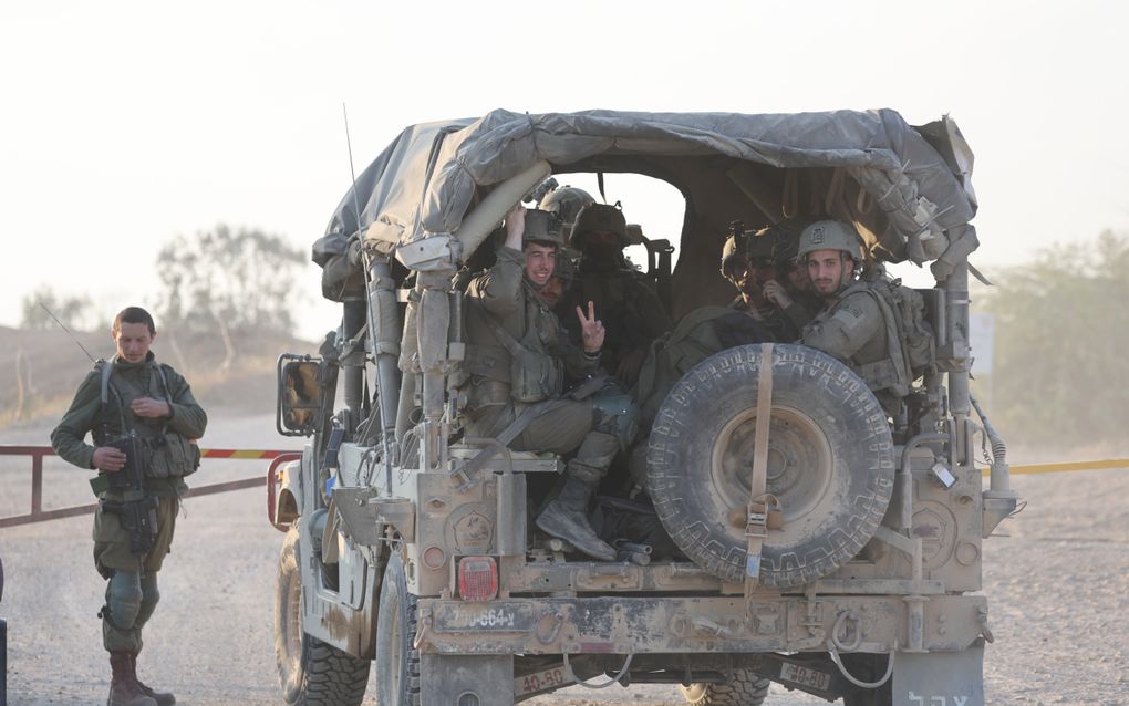 Israëlische troepen bij een checkpoint aan de grens met Gaza. Israël trok zondag het grootste deel van zijn strijdkrachten uit de kuststrook terug. beeld EPA, Abir Sultan