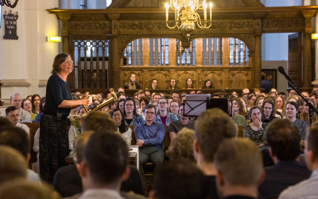 Ruim 400 jongelui bezochten zaterdagavond de meer dan 700 jaar oude Grote Kerk in Vianen voor een bijeenkomst ter gelegenheid van het 15-jarig jubileum van Zin-in, de +21-tak van de Jeugdbond Gereformeerde Gemeenten (JBGG). Sarina Brons-van der Wekken hield een lezing over geloof en gevoel. Zie pagina 22 voor een samenvatting daarvan. beeld Erik Kottier