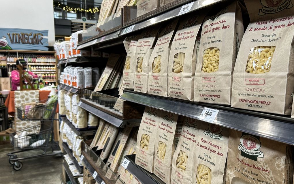 Schap met Italiaanse pasta in een supermarkt.