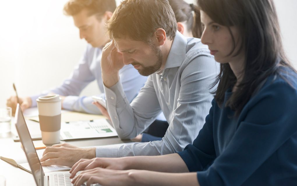 Geldzorgen thuis leiden vaak tot slechter presteren op het werk en meer ziekteverzuim. De personen op de foto zijn geen medewerkers van het bedrijf in het artikel. beeld iStock