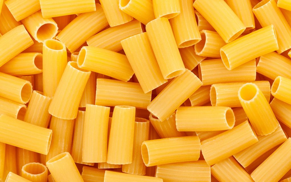 Grote, korte buisjes van pastadeeg.