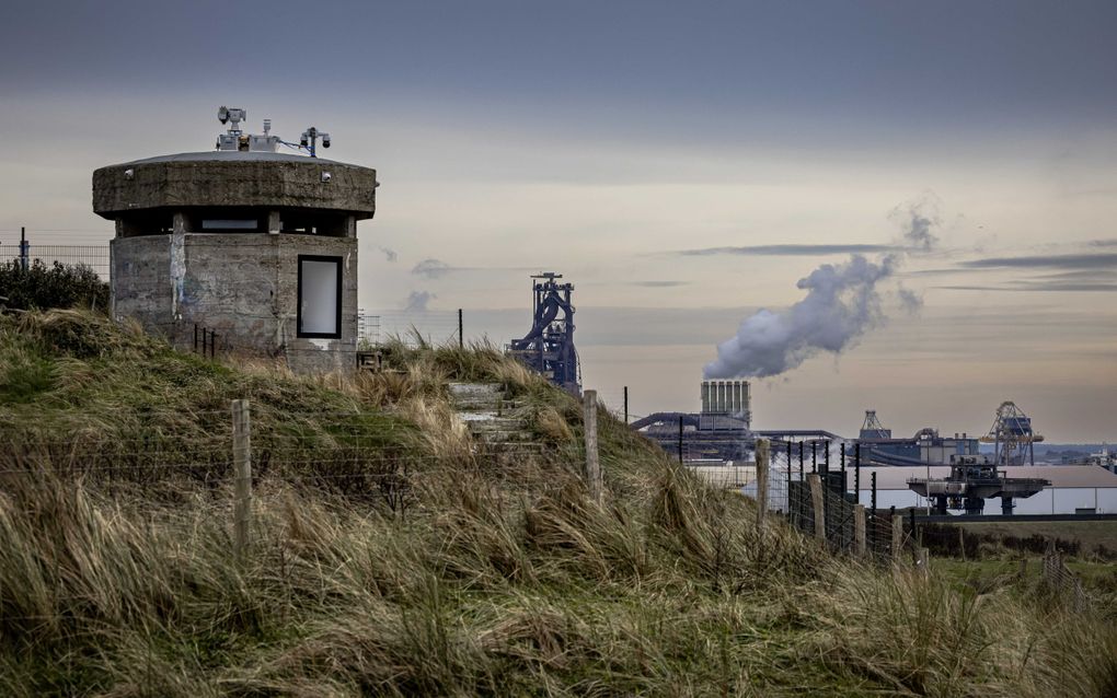 Meetapparatuur op een oude Duitse uitkijktoren in de duinen bij Wijk aan Zee. beeld ANP, Robin van Lonkhuijsen