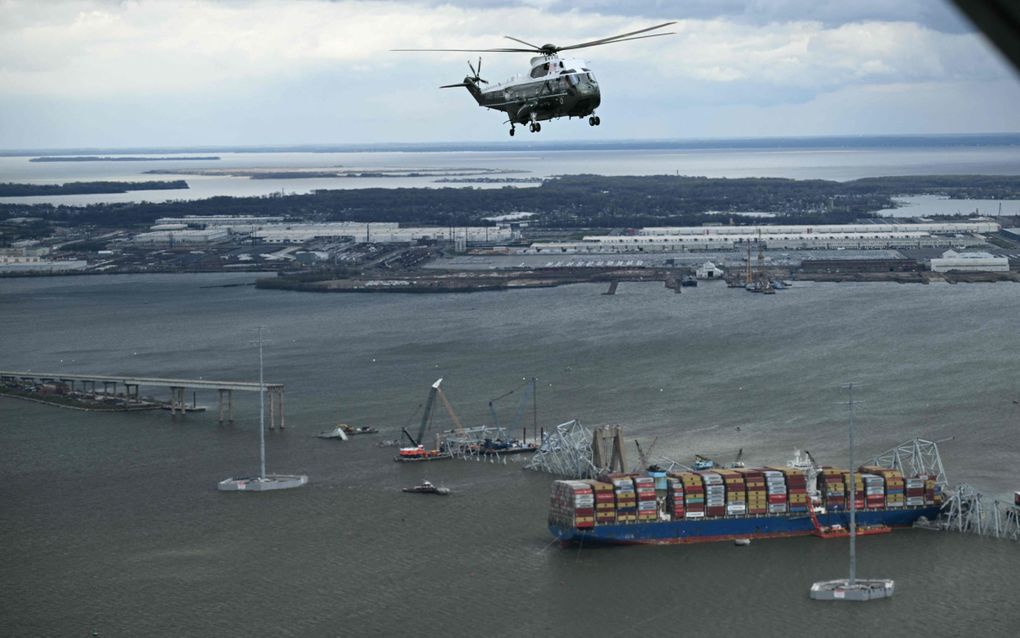 De Amerikaanse president Joe Biden maakt een vlucht boven de ingestorte Francis Scott Key Bridge in Baltimore. beeld AFP, Brendan Smialowski