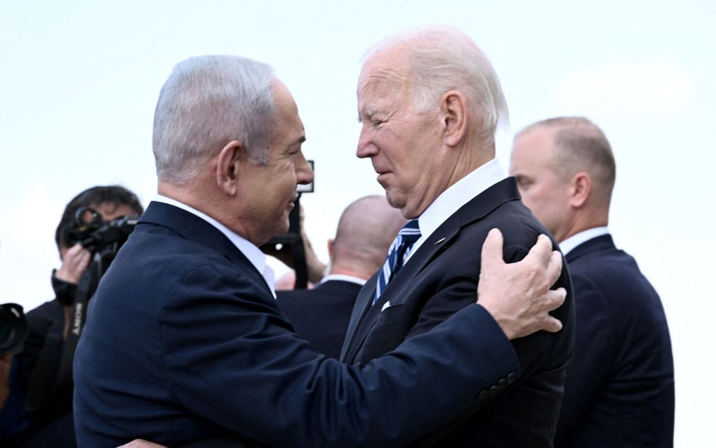 De Israëlische premier Benjamin Netanyahu (l.) begroet de Amerikaanse president Joe Biden tijdens zijn bezoek aan Israël na de aanslagen van 7 oktober vorig jaar. beeld AFP, Brendan Smialowski