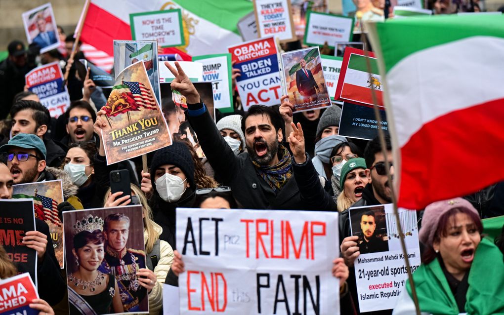 Mensen houden borden omhoog. 