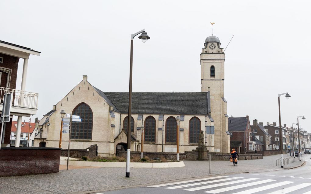 Witte kerk aan een boulevard.