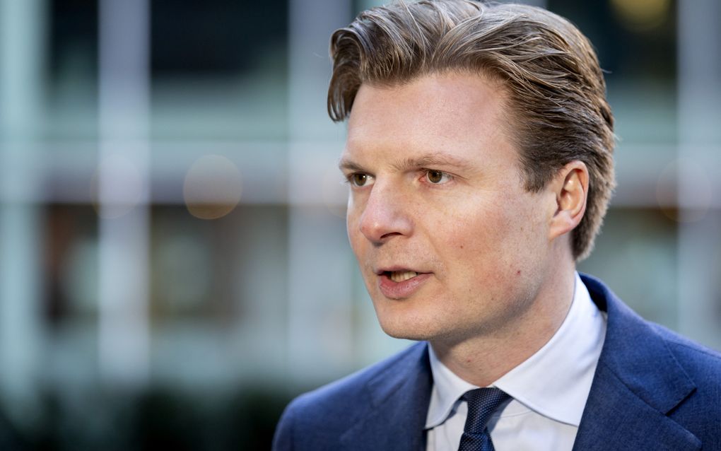 Het gezicht van Ruben Brekelmans die een donkerblauw pak draagt.