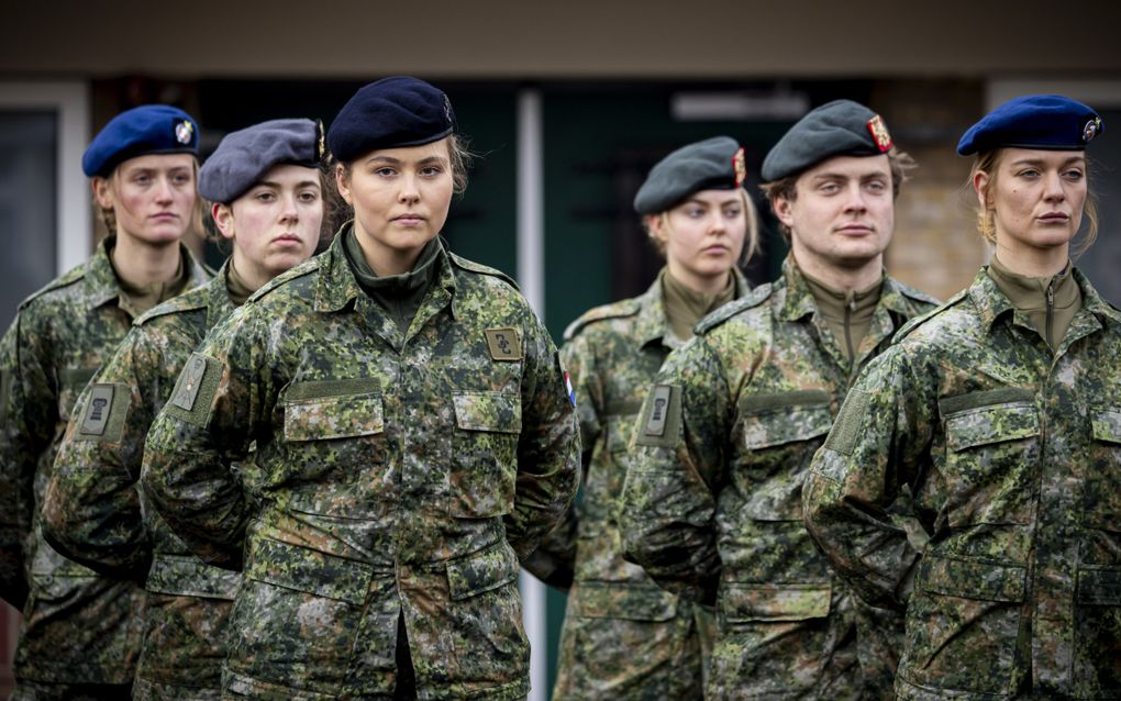 Jonge mensen in militair uniform.