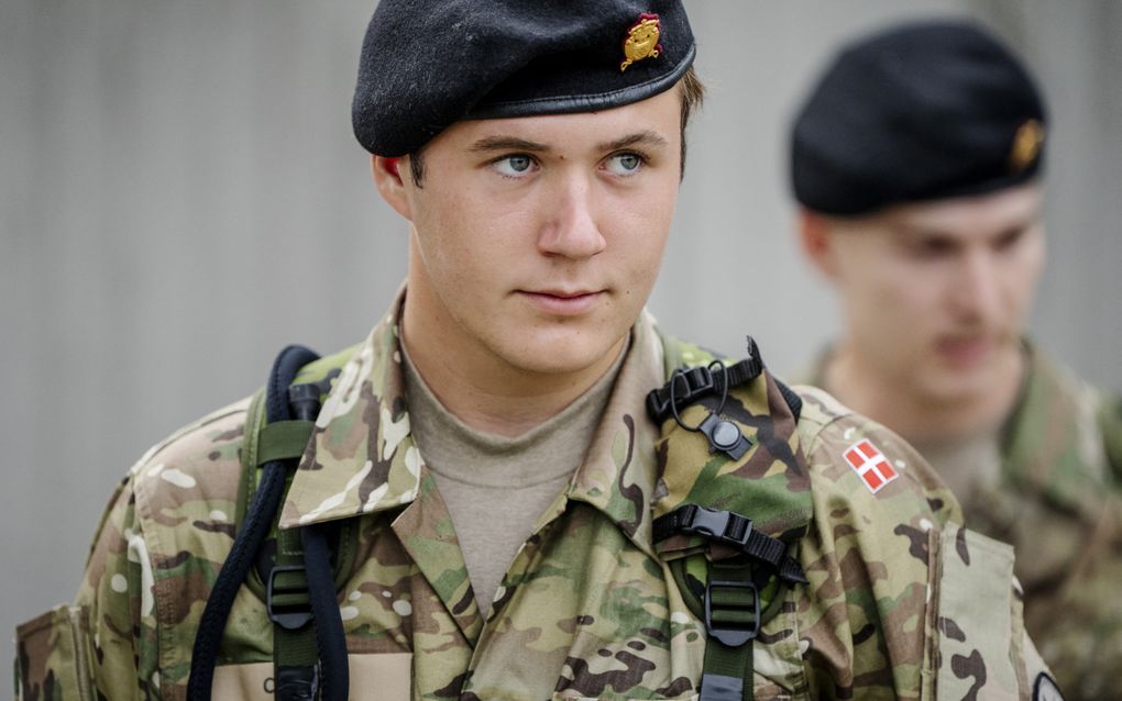 Jonge man in militair uniform.