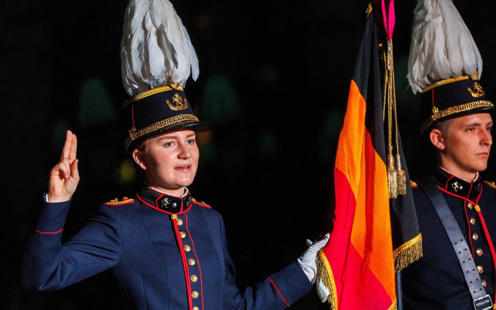 Jonge vrouw in blauw uniform legt de eed af.