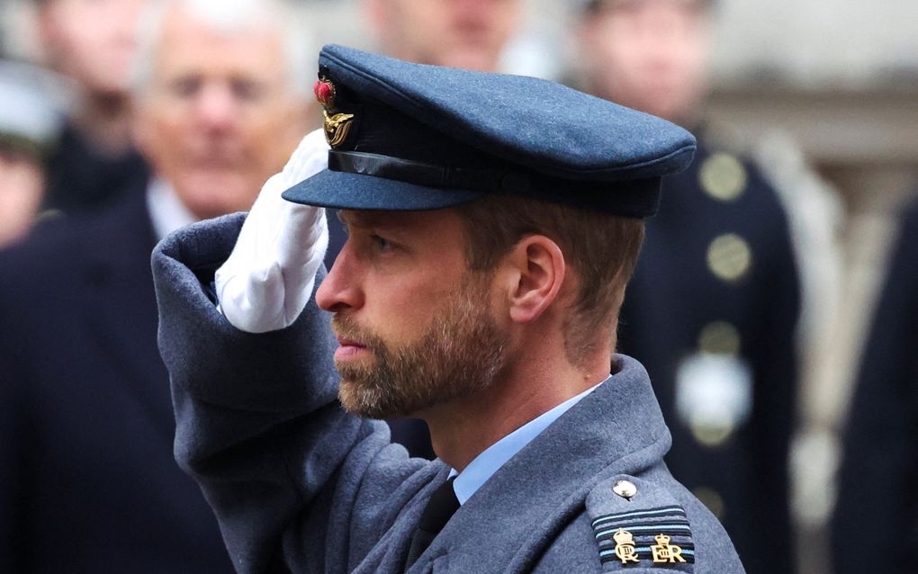 Man in militair uniform salueert.