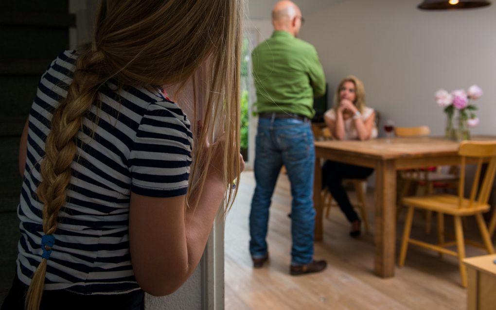 Een meisje kijkt naar haar ruziënde ouders. De gemeente Barneveld wil gezinnen helpen negatieve patronen uit te bannen door plaats te bieden in een pauzewoning. beeld ANP, Roos Koole