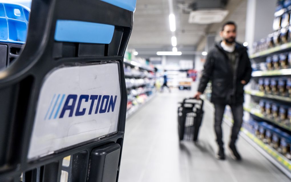 Winkelpad in een winkel van Action met op de voorgrond de naam van het bedrijf in grote blauwe letters.