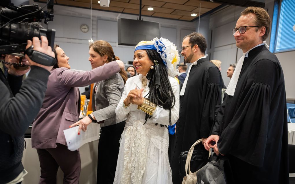 Advocaten en eisers in de rechtszaal.