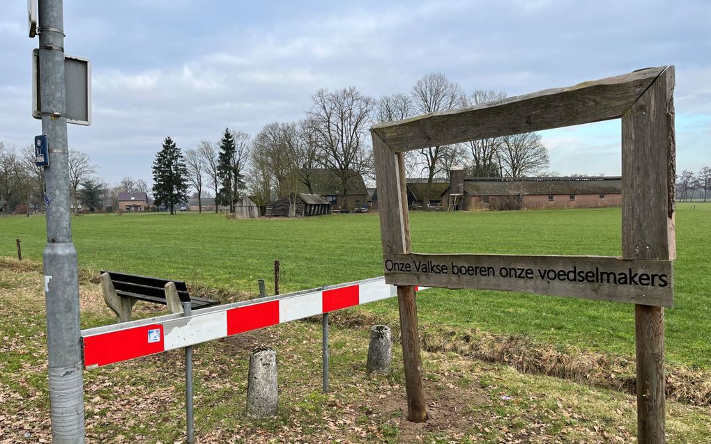 Een houten raamwerk naast een weiland met de woorden ”Onze Valkse boeren onze voedselmakers”.