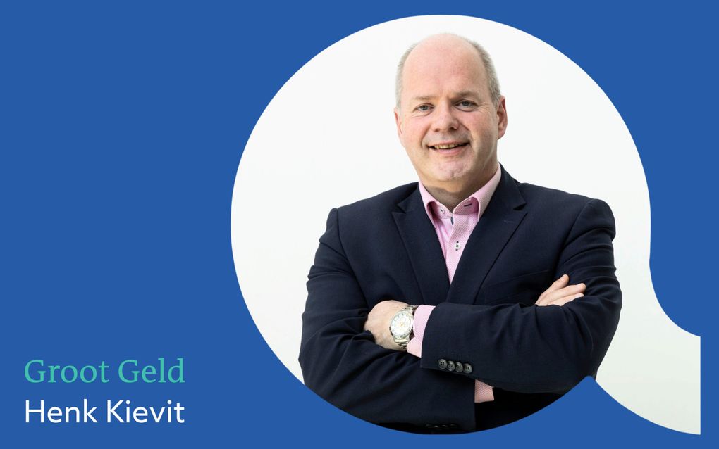 Rechthoekig blauw vlak met de tekst: Groot Geld Henk Kievit. Daarnaast een foto van een kalende man in donker jasje met zijn armen over elkaar.