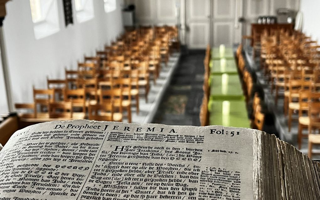 Een oude kanselbijbel ligt open bij de profeet Jeremia.