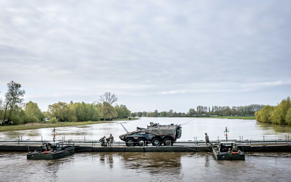 Militairen steken met voertuigen de IJssel over als onderdeel van de NAVO-oefening Steadfast Defender. beeld ANP, Remko de Waal