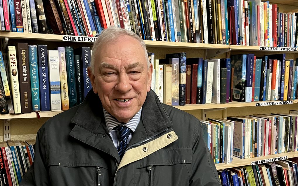 Ds. Robert Beckett in ‘zijn’ Evangelical Book Shop in Belfast. beeld RD