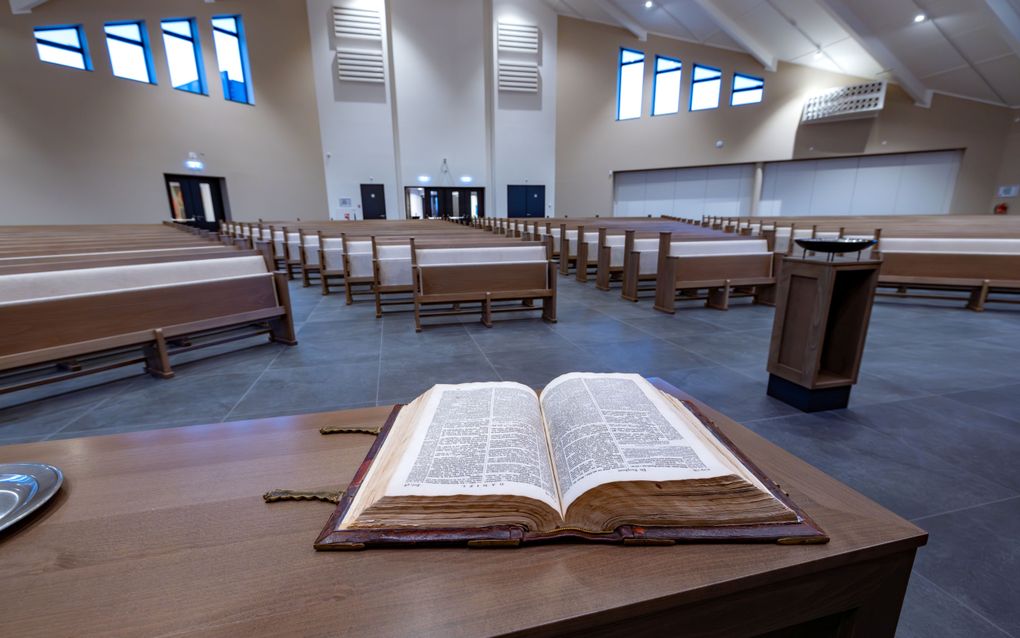 Een opengeslagen kanselbijbel.