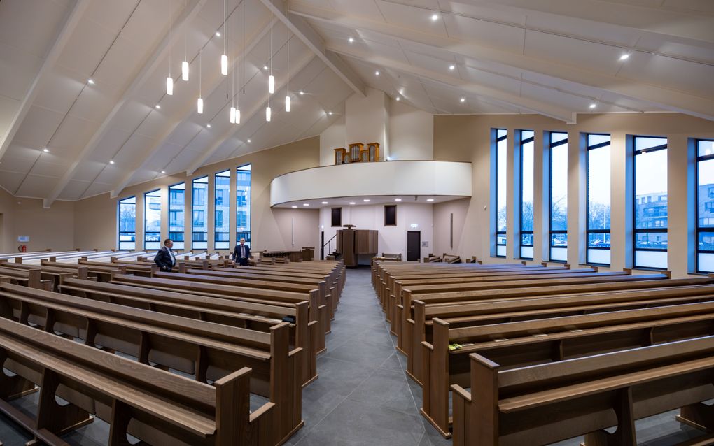 Kerkbanken, met voorin de twee geïnterviewden.