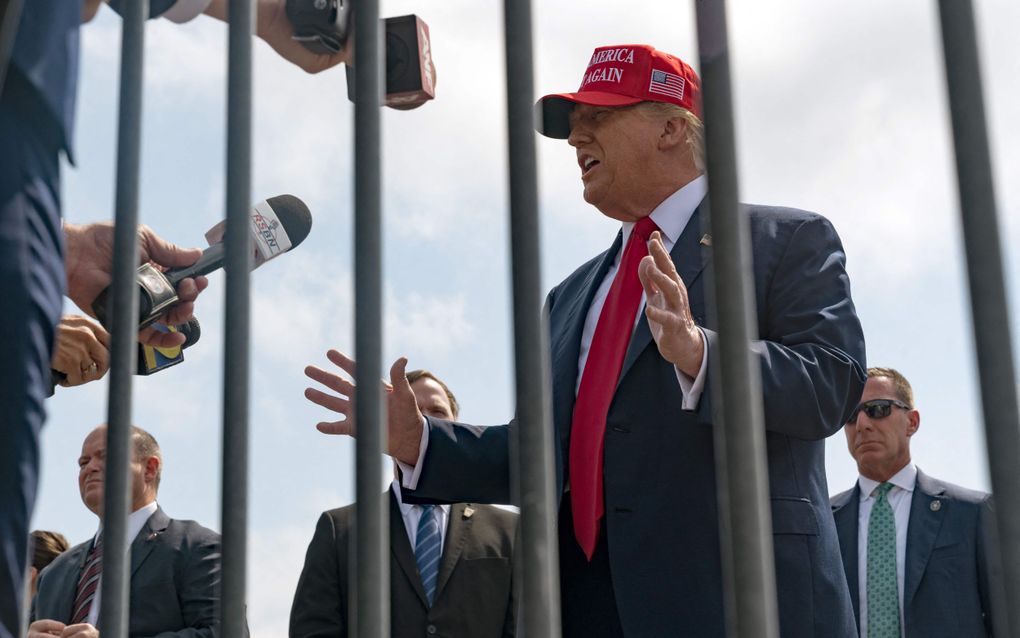 Donald Trump spreekt met de media tijdens een campagnebijeenkomst in de staat Georgia. beeld AFP, Megan Varner