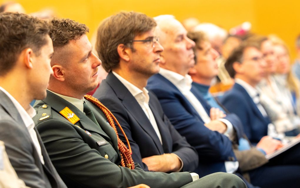 Een aantal blanke mannen zit op een rij in nette kleding.