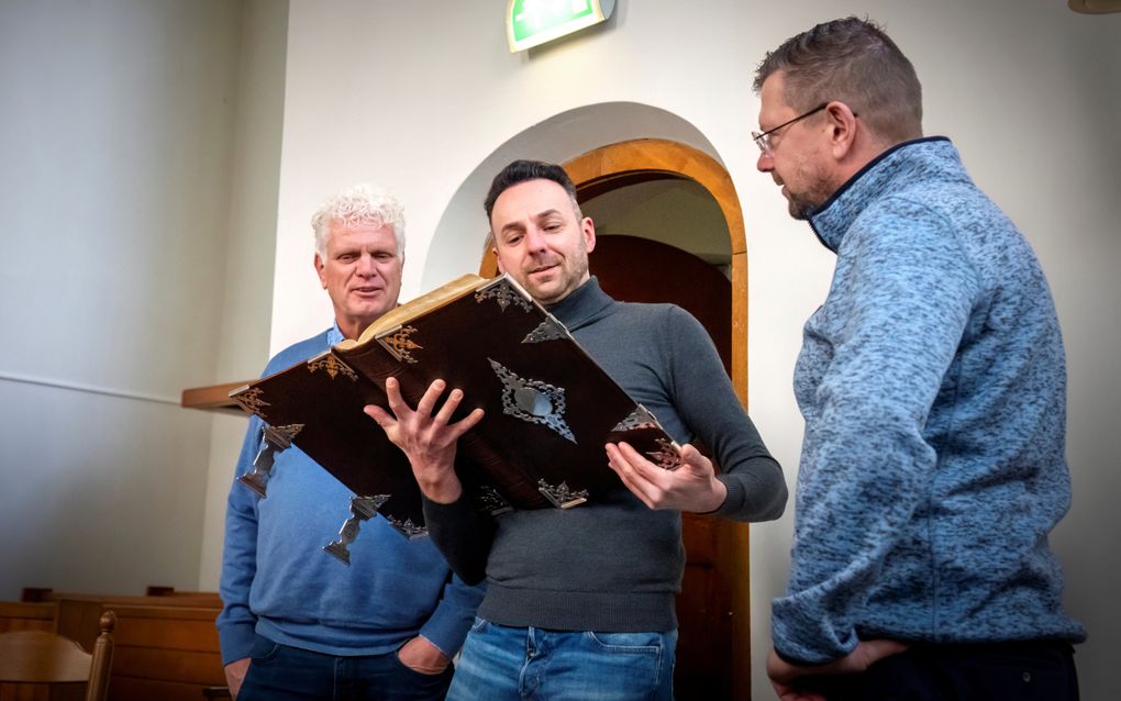 Gemeenteleden Lage Vuursche vinden na dertig jaar gestolen kanselbijbel terug