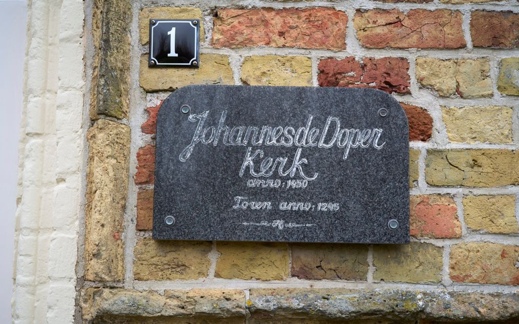 Bordje met daarop de woorden: Johannes de Doperkerk, anno 1450, toren anno 1245.