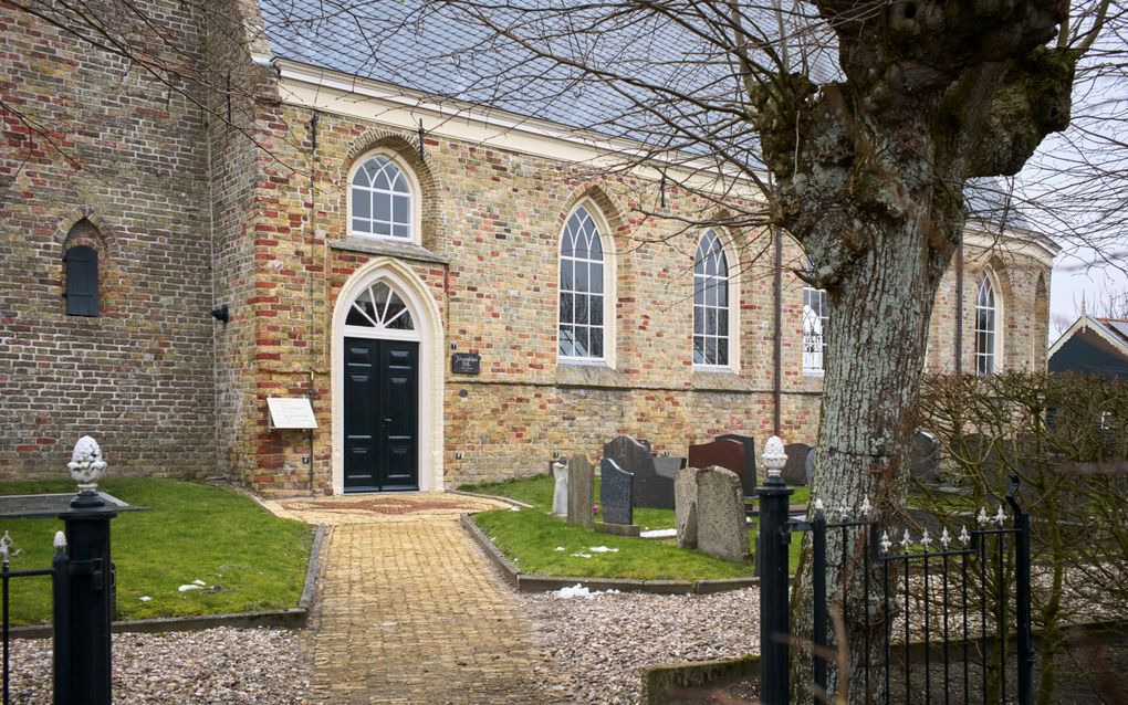 Oude bakstenen middeleeuwse kerk.