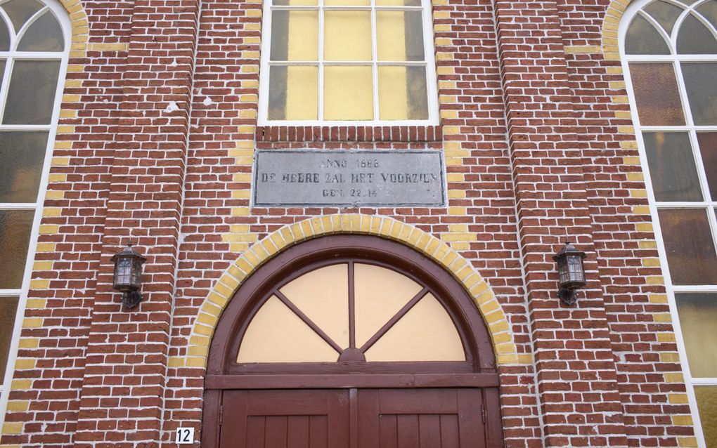 Gevelsteen in geval van rode en gele stenen met daarop de woorden:  ”Anno 1888. De Heere zal het voorzien. Gen. 22.14”. 