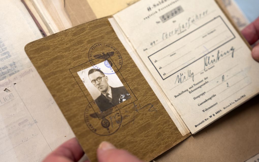 Persoonsbewijs met pasfoto en bruinige kaft.