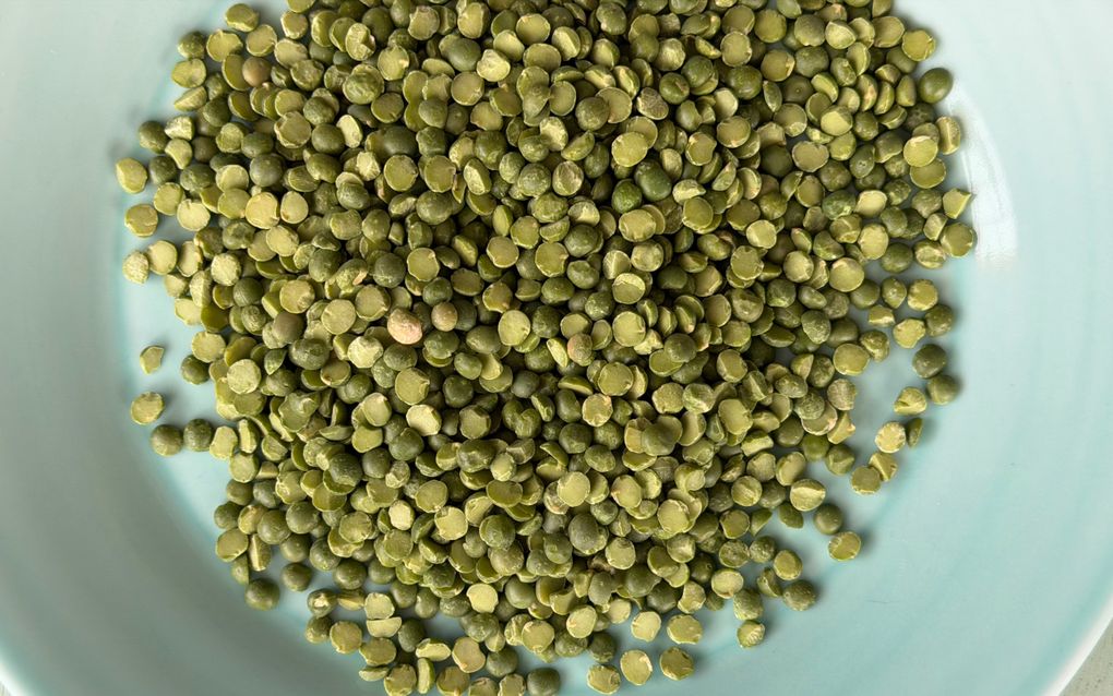 Lichtgroene schaal met daarin een bergje groene spliterwten.